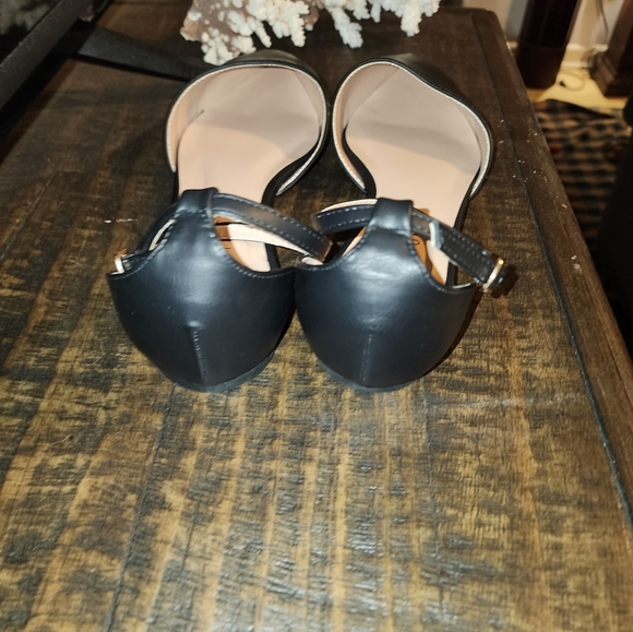 New Journee Collection black pointed toe flats - Picture 2 of 4